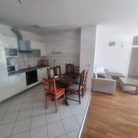 Spacious Flat At Wombo Combo Apartment *